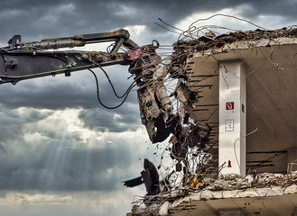 Bürohaus Baujahr 1950 wird innerhalb von 2 Wochen geschliefen. Riesige Maschinen machen es möglich