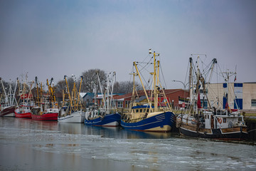 Fischkutter im Hafen von Büsum im Winter