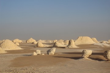 Fototapeta na wymiar Beautiful Rock formation in the white desert in Farafra Oasis in Egypt