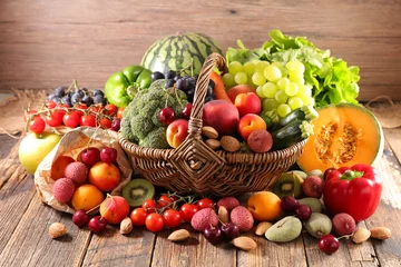 Keuken spatwand met foto diverse groenten en fruit in rieten mand © M.studio