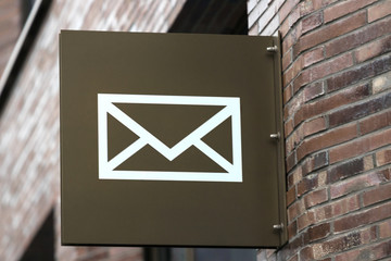 a plain mail sign outside in the city