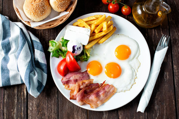 Fried bacon and eggs along with side dishes