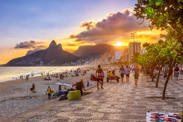 Stoff pro Meter Blick auf den Sonnenuntergang von Ipanema Strand mit Mosaik aus Bürgersteig, Leblon Strand und dem Berg Dois Irmao in Rio de Janeiro. Brasilien © Ekaterina Belova