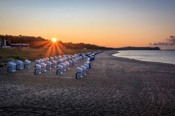 Obraz premium Sonnenuntergang am Nordstrand in Ostseebad Göhren auf der Insel Rügen an der Ostsee