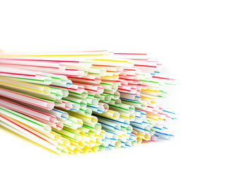 Viele Plastik Strohhalme isoliert auf weißen Hintergrund