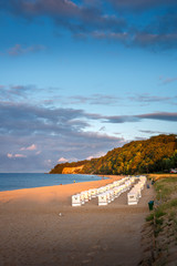 Strandkörbe am Nordstrand in Ostseebad Göhren auf der Insel Rügen bei Sonnenuntergang mit Blick auf den Nordperd.