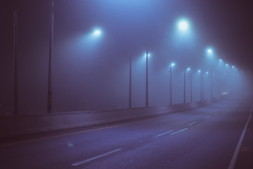 neblina en la autopista