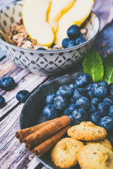 Myrtilles fraiches avec biscuits cannelle et muesli pour le petit déjeuner