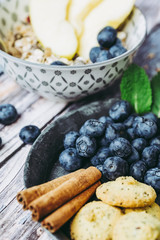 Myrtilles fraiches avec biscuits cannelle et muesli pour le petit déjeuner