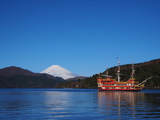 芦ノ湖からの真っ白な富士山