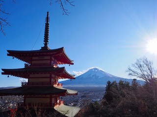 雪の富士山と新倉山浅間神社の忠霊塔