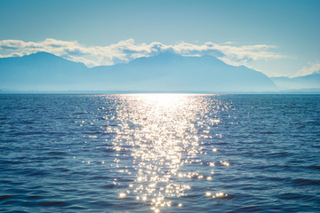 Sonne scheint auf See und Berge - Chiemsee im Winter