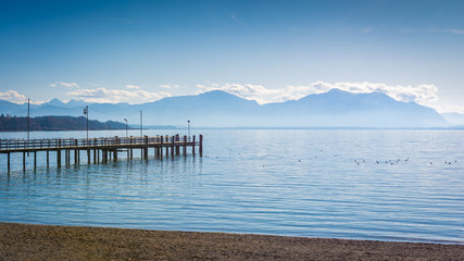 Steg am See und Berge - Chiemsee im Winter