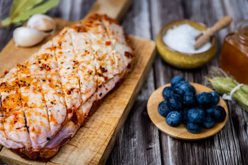 Préparation d'un magret de canard avec sauce au miel et myrtilles