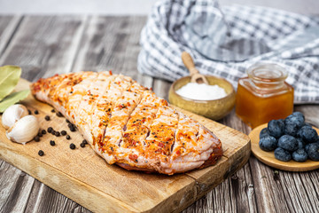 Préparation d'un magret de canard avec sauce au miel et myrtilles