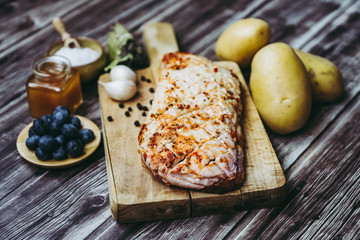 Préparation d'un magret de canard avec sauce au miel et myrtilles