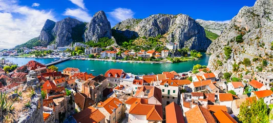 Gardinen Wahrzeichen Kroatiens - beeindruckende Stadt Omis, beliebtes Touristenziel für Trekking und Rafting über den Fluss Cetina © Freesurf