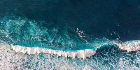 Blaues, sauberes, welliges Meerwasser. © Kornienko Alexandr