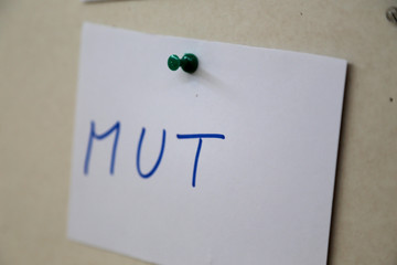 Flip Chart mit weißen Notizzettel mit dem Wort Mut