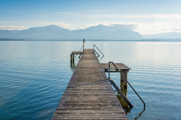 Steg am See und Berge - Chiemsee im Winter