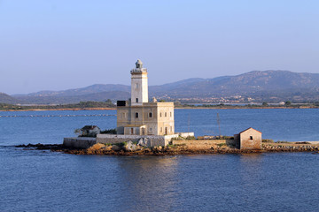 Fototapeta na wymiar Leuchtturm Isola Della Bocca vor Olbia auf Sardinien