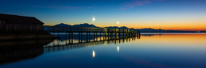 Steg am See und Berge am Abend - Chiemsee Panorama