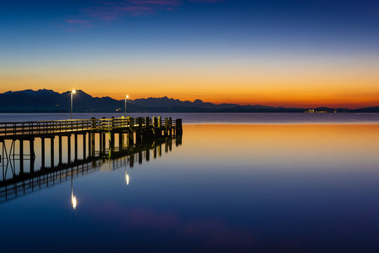Steg am See und Berge - Chiemsee am Abend