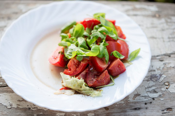 Tomato salad with lettuce, basil and vinaigrette