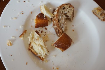 Essenreste von Kuchen und Brot auf dem Teller