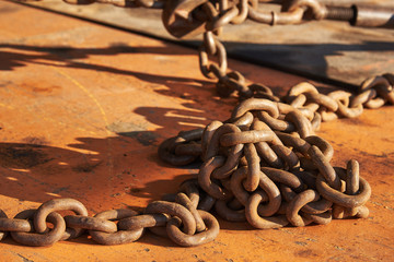 Metal chain for mounting heavy equipment on a trailer