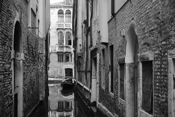 Longue exposition noire et blanche du canal vénitien à l& 39 aube
