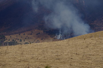 feu d'écobuage incendie volontaire et nuage de pollution de l'air en montagne