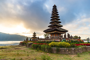 Fototapeta na wymiar Pura Ulun Danu Bratan, Hindu temple on Bratan lake morning landscape, one of famous tourist attraction in Bali, Indonesia
