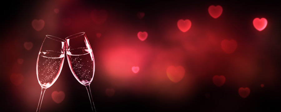 ansto&szlig;en mit sekt vor bokeh herzen in der nacht, konzept banner f&uuml;r valentinstag, weihnachten, neues jahr gl&uuml;ckw&uuml;nsche