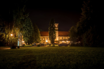 Fototapeta na wymiar zamek hotel w nocy