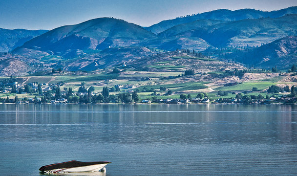 2019-05-30 A LONE BOAT IN LAKE CHELAN