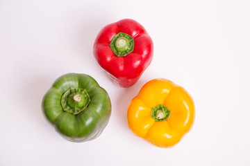 Pimientos de color rojo, amarillo y verde.