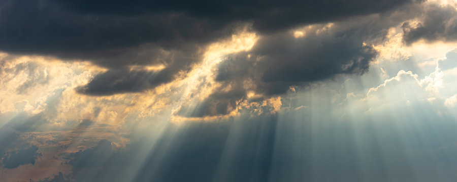 sunrays in the sky with dramatic thunderclouds © Karoline Thalhofer