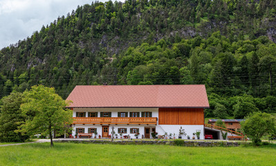 Fototapeta na wymiar Haus in den bayrischen Bergen