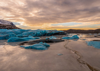 Góry lodowe w zachodzie słońca islandia