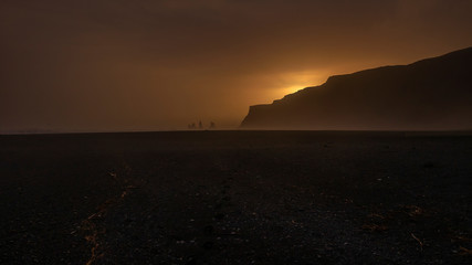 Czarna plaża podczas zachodu słońca Vik