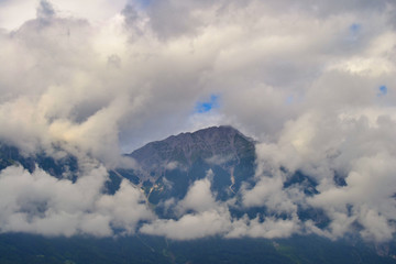 Gipfel der Alpen hinter tiefliegendem Wolkengebilde