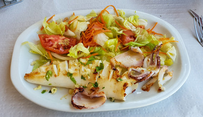 Calamar espetado con ensalada
