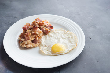 Obraz na płótnie Canvas mashed potatoes with slice of bacon and egg