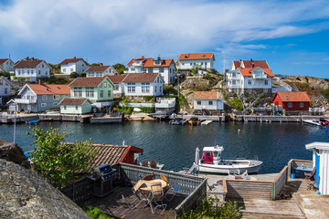 Fototapeta na wymiar Blick auf den Ort Gullholmen in Schweden