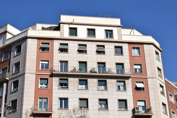 Fototapeta na wymiar Front & Roof Line of Spanish Apartment Block in Barcelona 