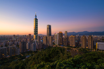 Fototapeta premium Widok na panoramę miasta Tajpej z góry Elephant Mountain o świcie
