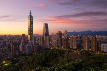 Fototapeta na wymiar Taipei City skyline view from Elephant Mountain at dawn