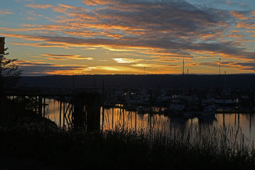 Obraz premium Colorful Sunset over the Small Boat Harbor in Homer Alaska in June