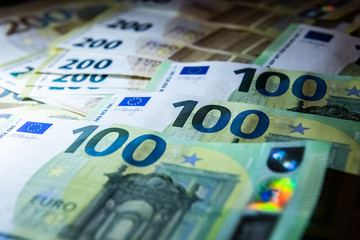 Euro Banknoten liegen auf einem Tisch.